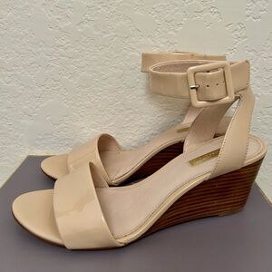 Louise et Cie Elegant Cream Patent Wedge Sandals